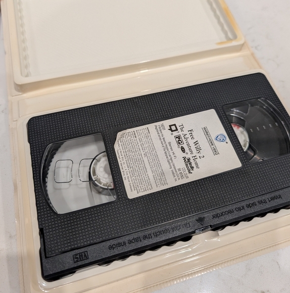 Free Willy 2: The Adventure Home VHS - Picture 3 of 3